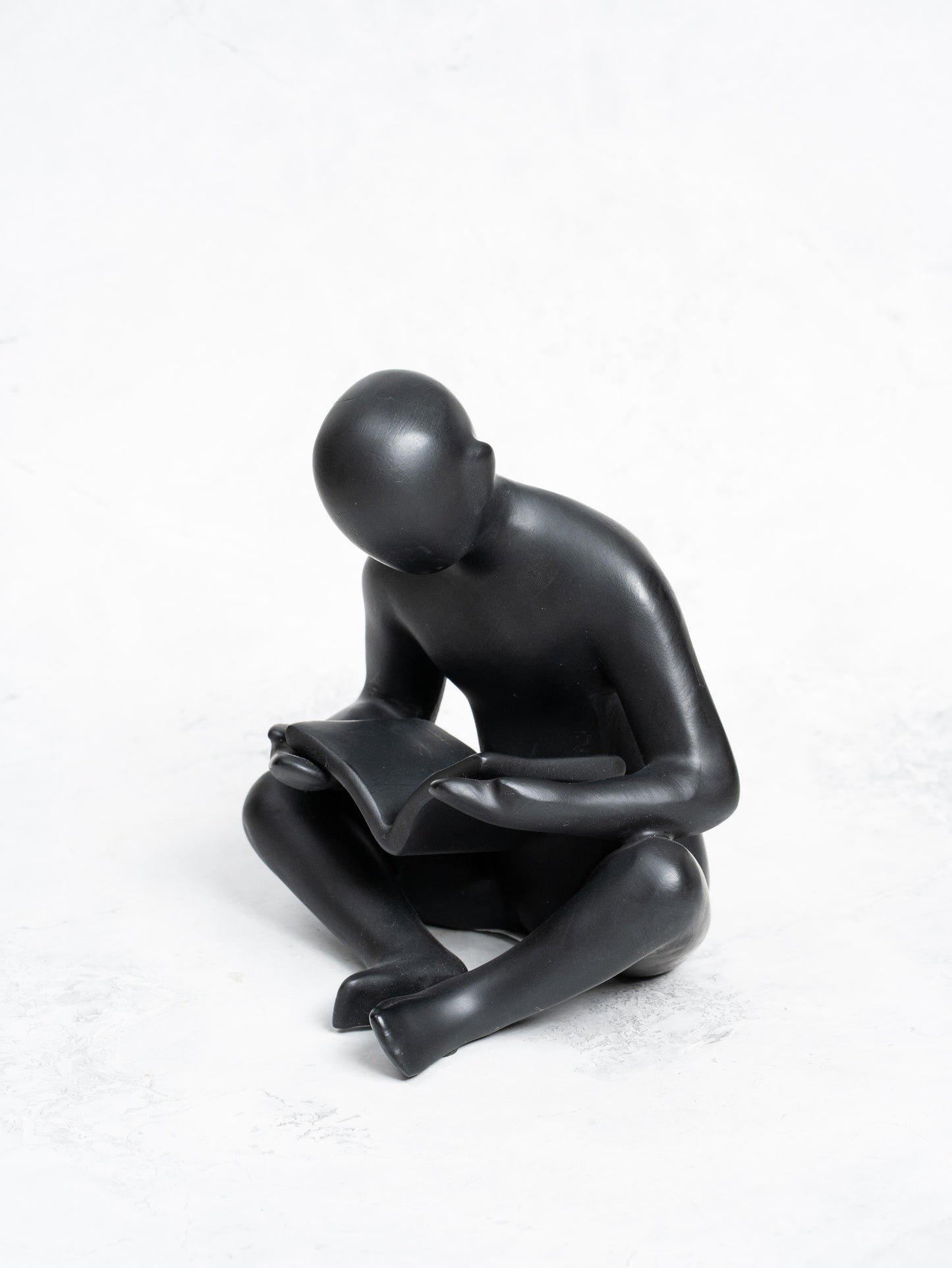 Minimalist Reader Showpiece Statue